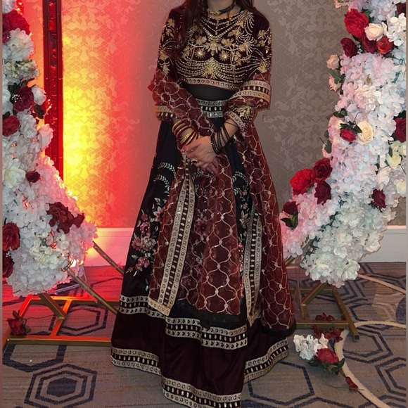 3 piece lengha, black with floral embroidery. Short shirt - Picture 1 of 2